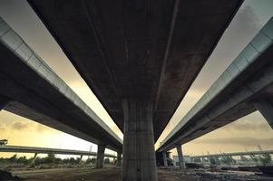 bouw van asfalt snelwegen en viaducten in Azië, visie van weg knooppunt tegen de lucht foto