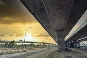 bouw van asfalt snelwegen en viaducten in Azië, visie van weg knooppunt tegen de lucht foto