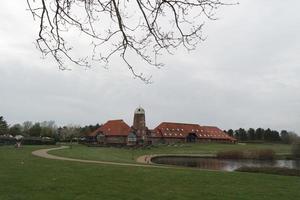 mooi laag hoek visie van caldecotte meer park en kroeg met restaurant. de beeld was gevangen genomen Aan 09-april-2023 gedurende bewolkt zonsondergang met verkoudheid weer en winden. foto