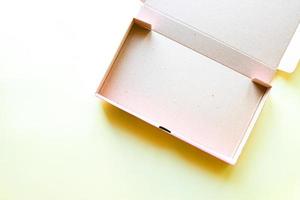 Romeins pizza doos mockup Aan geel achtergrond foto