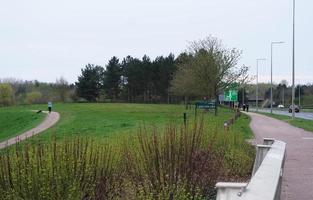 mooi laag hoek visie van caldecotte meer park en kroeg met restaurant. de beeld was gevangen genomen Aan 09-april-2023 gedurende bewolkt zonsondergang met verkoudheid weer en winden. foto