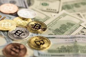 bitcoin boven het close-up van dollarbiljetten
