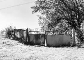 mooi oud poort van verlaten huis in dorp Aan natuurlijk achtergrond foto
