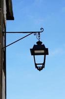 tradicional straat lamp lantaarn hangende van de muur van een historisch gebouw foto