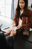 gerechtigheid en wet concept.passing steekpenning geld in de omhullen Bij kantoor. zakenman hand- nemen steekpenning geld van vrouw foto