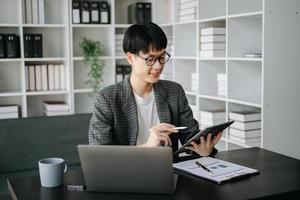 jong bedrijf Mens uitvoerend manager op zoek Bij laptop aan het kijken online webinar opleiding of hebben virtueel vergadering video conferentie aan het doen markt Onderzoek werken in kantoor. foto