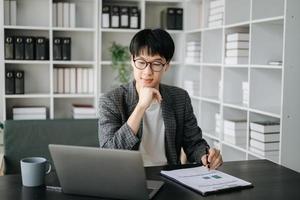 jong bedrijf Mens uitvoerend manager op zoek Bij laptop aan het kijken online webinar opleiding of hebben virtueel vergadering video conferentie aan het doen markt Onderzoek werken in kantoor. foto