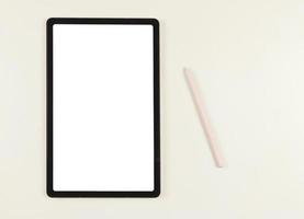 vlak leggen van digitaal tablet met blanco wit scherm en roze stylus pen geïsoleerd Aan wit achtergrond. foto