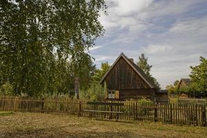 oud landelijk historisch houten huis Aan een herfst dag in Polen foto