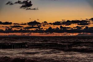 pittoreske kalmte zonsondergang met kleurrijk wolken Aan de kusten van de Baltisch zee in Polen foto