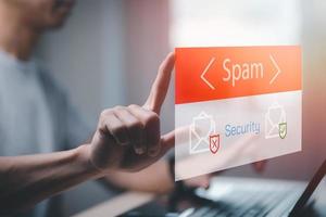 e-mailconcept met laptop spam en virus computermonitor internetbeveiligingsconcept, zakenman die elektronische post leest met een laptop. spam, junk en e-marketing op het scherm, pop-upwaarschuwing voor spam-e-mail. foto