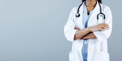 een vrouw dokter vervelend een laboratorium jas met een stethoscoop met kopiëren ruimte. ai gegenereerd foto