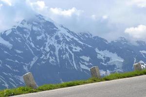 weg in Alpen bergen in zomer, sneeuw Aan pieken foto