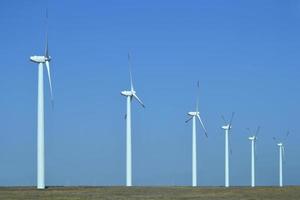 wind turbines en wolkenloos lucht foto