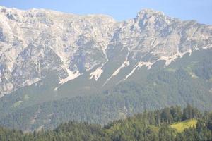 rotsachtig pieken - Alpen bergen in Oostenrijk foto