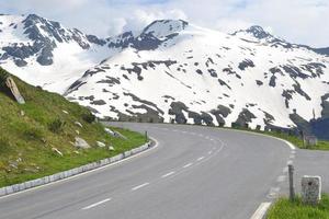 weg in Alpen bergen in zomer, sneeuw Aan pieken foto