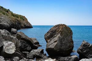 zeegezicht met rotsen op de achtergrond van water. foto