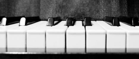 zwart en wit piano toetsenbord. piano toetsenbord monochroom detailopname afbeelding. retro stijl afbeelding. foto