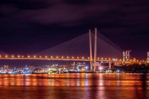 nachtlandschap met uitzicht op de gouden brug foto