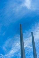 constructie van de gouden brug tegen de blauwe lucht. foto