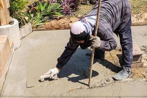 bouwvakkers die cement pleisteren foto