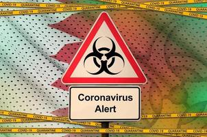 Bahrein vlag en covid-19 biohazard symbool met quarantaine oranje plakband. coronavirus of 2019-ncov virus concept foto