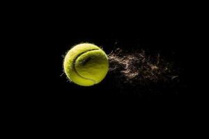 tennis bal vliegen. ai gegenereerd foto