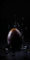 een zwart ei plons in water Aan donker achtergrond generatief ai foto