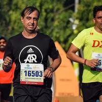 nieuw Delhi, Indië - maart 16 2023 - vedanta Delhi voor de helft marathon ras na covid in welke marathon deelnemers over naar kruis de af hebben lijn, Delhi voor de helft marathon 2022 foto