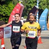 nieuw Delhi, Indië - maart 16 2023 - vedanta Delhi voor de helft marathon ras na covid in welke marathon deelnemers over naar kruis de af hebben lijn, Delhi voor de helft marathon 2022 foto