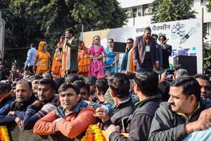 nieuw Delhi, Indië - januari 16 2023 - duizenden van mensen verzameld gedurende eerste minister narendra modi bjp weg show, mensen gedurende p.m modi groot verkiezing rally in de hoofdstad foto