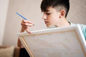 jong mannetje tiener schilderij afbeelding door getallen Aan canvas in leven kamer Bij huis. hobby en vrije tijd concept. foto