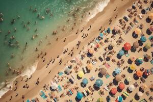 zee strand met kleurrijk paraplu's en ontspannende mensen, top visie. generatief ai foto