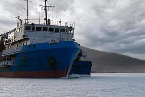 vladivostok, rusland. grote schepen in de haven tegen de blauwe lucht. foto