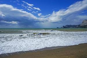 marien landschap met prachtige smaragdgroene golven. sudak, de Krim.