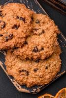 heerlijk gebakken havermout rozijn koekjes Aan een donker beton achtergrond foto