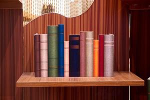 stapel boeken op houten tafel foto