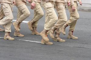 mensen in een licht militair uniform zijn op de wegen foto