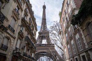 Mens Aan straat in Parijs met de eiffel toren Parijs, Frankrijk. foto