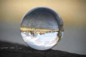 landschap gezien door de lensbal. foto