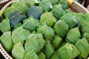 Thais toetje verpakt door banaan blad voor uitverkoop. pin omhoog met klein kokosnoot stengel blad pin. foto