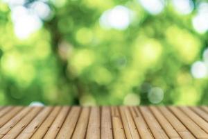 selectieve aandacht van leeg oud hout op een wazig natuur groen blad met bokeh abstracte achtergrond. foto