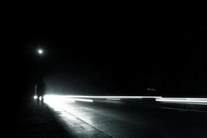 een donkere tunnel met een menselijk silhouet foto