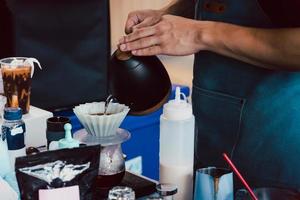 barista gieten heet water naar maken druppelen koffie. foto