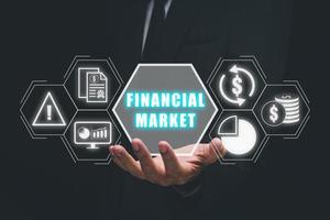 financieel markt concept, bedrijf persoon hand- Holding financieel markt icoon Aan virtueel scherm. foto