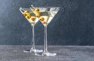 twee bril van martini cocktail foto