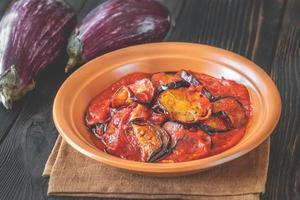 gebakken aubergine met tomaat saus foto
