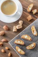 kop van koffie met cantuccini foto