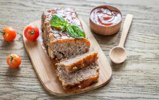 gehaktbrood met barbecuesaus op de houten plank foto