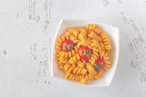 portie pasta met tomaat en ricotta pesto foto